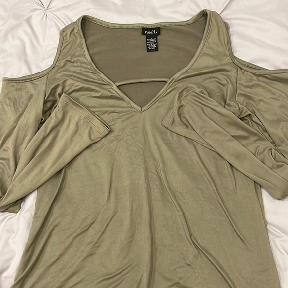 Rue21 Green Shoulder Cut Out Long Sleeve Top - Picture 2 of 3